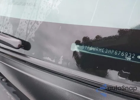 2017 Toyota Corolla Le z USA, uszkodzony, nr VIN 5YFBURHE3HP676932